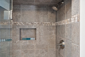 Dusche, Haartrockner, Handtücher, Seife