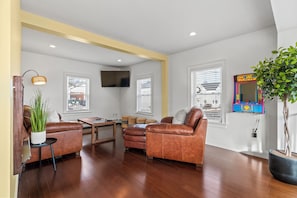 Smart TV - Old Port Walk & Casco Bay View w/ 4 Bdrms, 2 Baths, Ping Pong, Arcade (Portland)