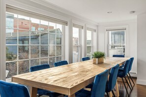 Dining - Old Port Walk & Casco Bay View w/ 4 Bdrms, 2 Baths, Ping Pong, Arcade (Portland)