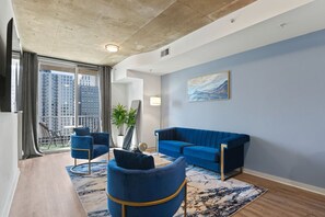 TV - Royal Retreat (Atlanta)