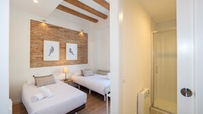 3 habitaciones, tabla de planchar con plancha, wifi y ropa de cama 