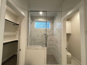 Secador de cabelo, toalhas de banho, sabonete, shampoo