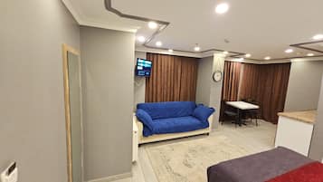 Kamar Standar, dapur, pemandangan kota | Area keluarga | Smart TV 32-inci dengan saluran TV satelit