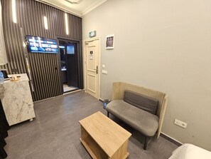 Superior Room | Living area | 32-inch Smart TV with satellite channels - Sahrakent Otel Pendik (Istanbul)