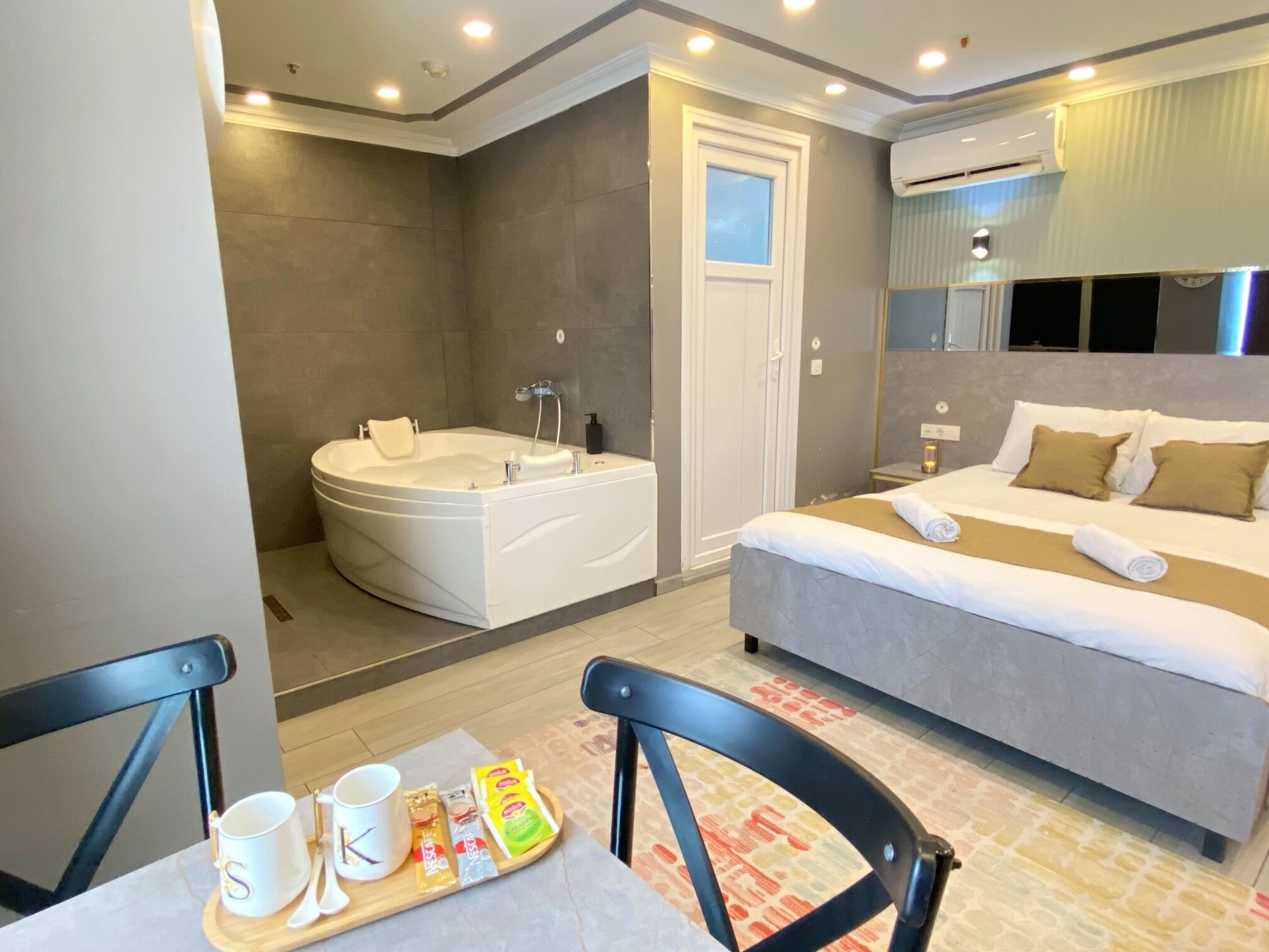 Luxe tweepersoonskamer, voor 1 persoon | Luxe beddengoed, bedden met traagschuimmatrassen, een kluis op de kamer