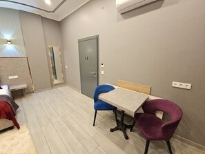 Quad Room | Aire de séjour | Téléviseur connecté de 32 po avec télévision par satellite