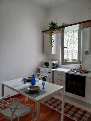 Frigorífico, microondas, horno y placa de cocina