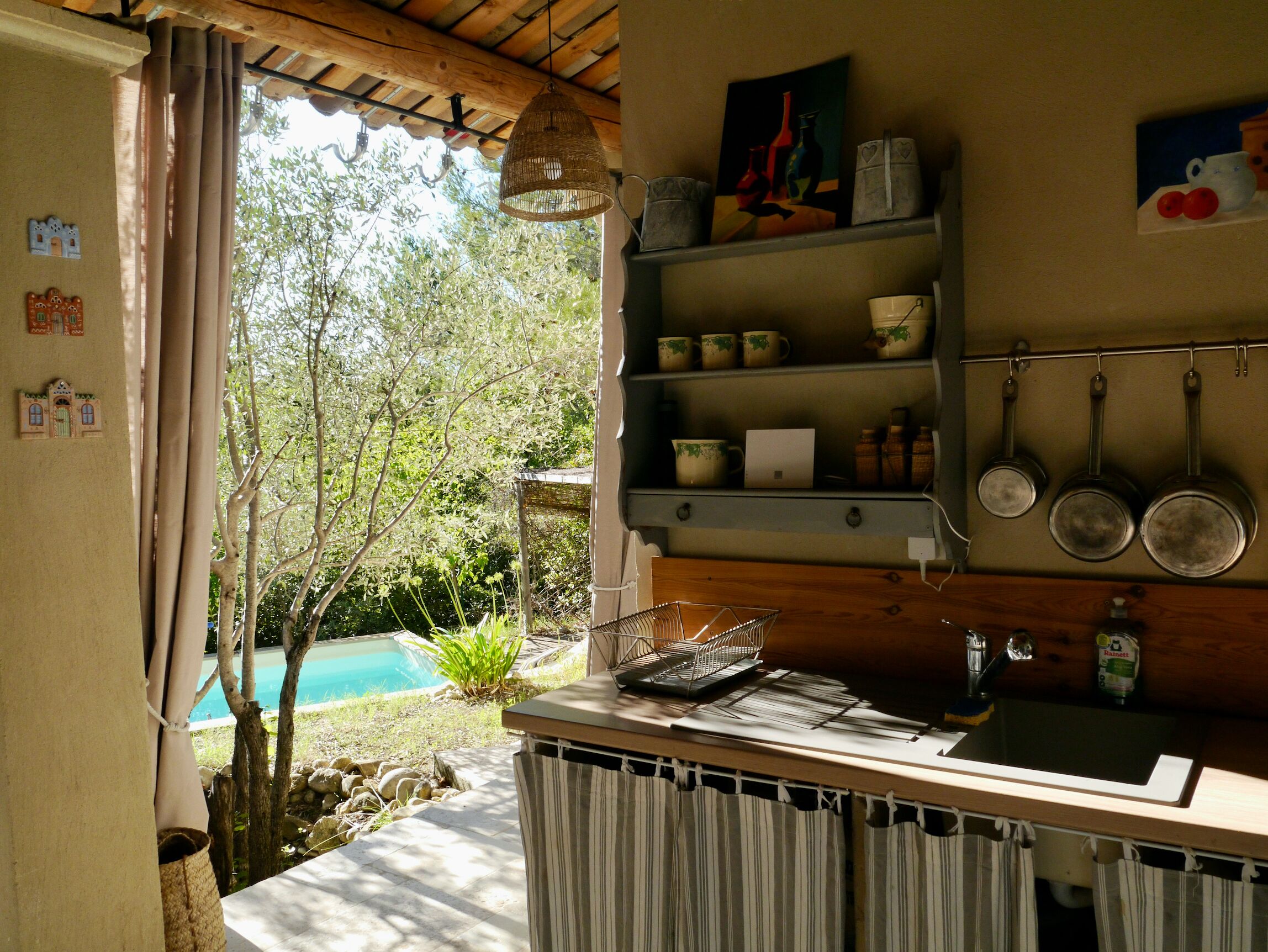 Een koelkast, een microgolfoven, een kookplaat