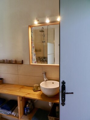 Shower, hair dryer, towels, soap - Sous L'olivier Avec Piscine Privative (Buisson)