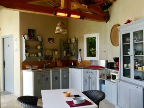 Kühlschrank, Mikrowelle, Herdplatte, Wasserkocher mit Kaffee-/Teezubehör