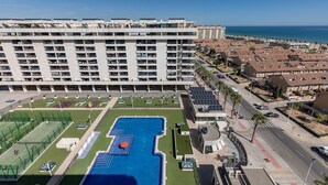 Un hôtel de grande hauteur doté de nombreux balcons, d’une piscine et offrant une vue sur l’océan.