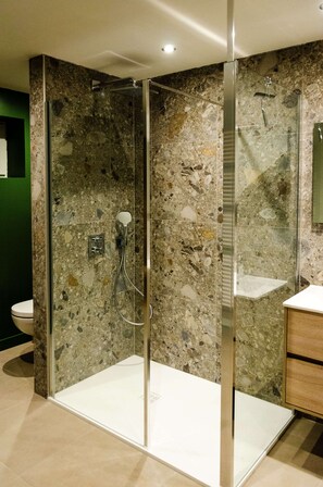 Dusche, Haartrockner, Handtücher, Seife