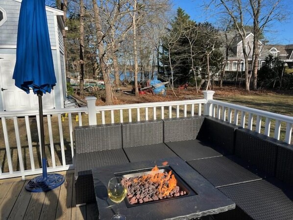 Terrace/patio - Cozy Cottage walk to Menauhant Beach (East Falmouth)