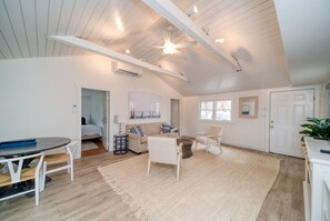 Interior - Cozy Cottage walk to Menauhant Beach (East Falmouth)