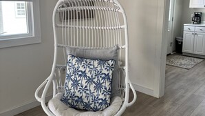 Interior - Cozy Cottage walk to Menauhant Beach (East Falmouth)