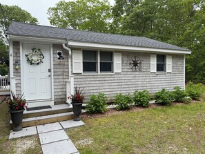 Exterior - Cozy Cottage walk to Menauhant Beach (East Falmouth)