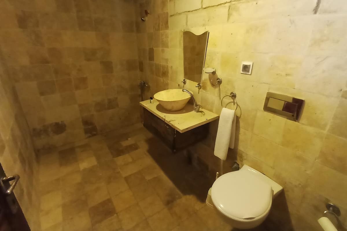 舒適雙人房 | 浴室 | 淋浴設備、水力按摩花灑、名牌梳洗用品、風筒