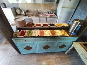 Kjøleskap på fellesområdet og kaffetrakter/tekoker