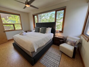 3 bedrooms, desk, iron/ironing board, travel cot - Khaya- LEED Modern, Walkable to Food & Shops, 100+mbps Wifi, Shuffleboard (Bend)