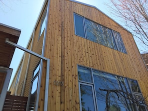 Exterior - Khaya- LEED Modern, Walkable to Food & Shops, 100+mbps Wifi, Shuffleboard (Bend)