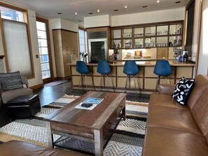 Smart TV, fireplace, DVD player, books - Khaya- LEED Modern, Walkable to Food & Shops, 100+mbps Wifi, Shuffleboard (Bend)