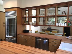 Dining - Khaya- LEED Modern, Walkable to Food & Shops, 100+mbps Wifi, Shuffleboard (Bend)