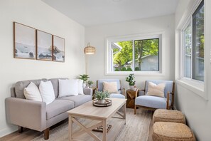 Smart-TV, fotballspill, bordtennis og bøker