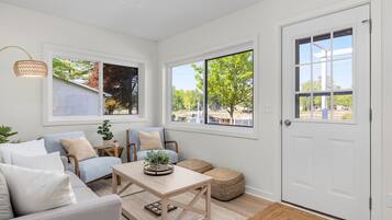 Een smart-tv, tafelvoetbal, een tafeltennistafel en boeken