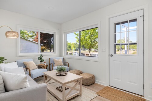 Lakeshore Living - Private Beach, Sleeps 16!