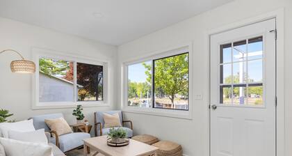 Lakeshore Living - Private Beach, Sleeps 16!