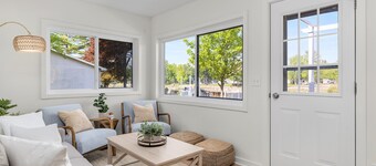 Lakeshore Living - Private Beach, Sleeps 16!