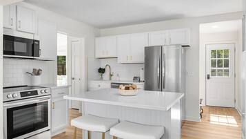 Een koelkast, een magnetron, een oven, een kookplaat