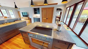 Frigorifero, forno, piano cottura, lavastoviglie