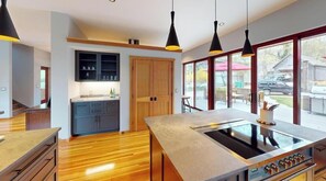 Kylskåp, ugn, spishäll och diskmaskin