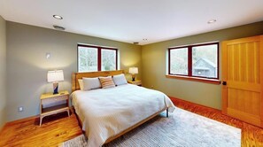 3 bedrooms, desk, iron/ironing board, WiFi - 5 Minute Walk to Vineyard Haven Yacht Club and Town Beach at Owen Little Way! (Tisbury)