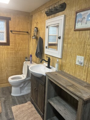 Hair dryer, towels, toilet paper - Kuprel Country Cabin with loft! (Huntingdon)
