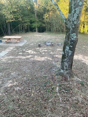 Outdoor dining - Kuprel Country Cabin with loft! (Huntingdon)