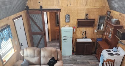 Kuprel Country Cabin with loft!