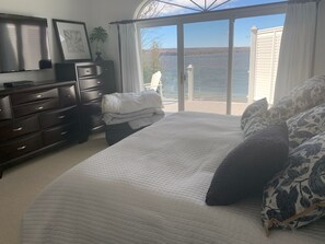 2 bedrooms, desk, iron/ironing board, WiFi - GEORGIAN BAY DIRECT WATERFRONT HOME NEAR MIDLAND, ONTARIO (Penetanguishene)