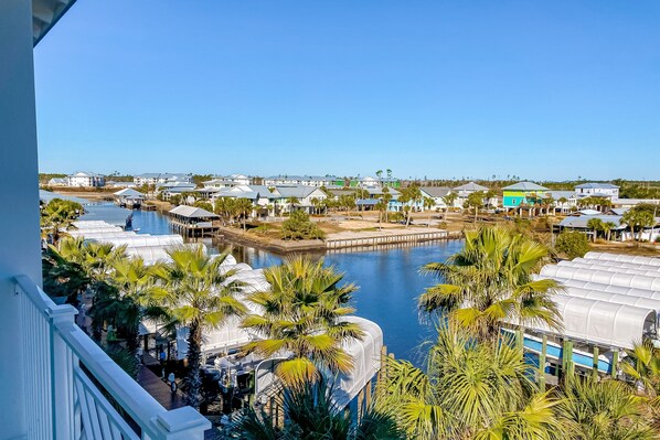 Property grounds - Spacious House with Shared Pool & Bay Views - Perfect for Relaxation (Mexico Beach)