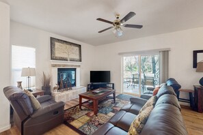 TV, fireplace, DVD player - Serene river & mountain view retreat with hot tub, pool, AC, & patio (Bass Lake)