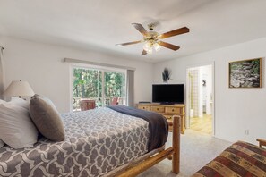 3 bedrooms, Internet, bed sheets - Serene river & mountain view retreat with hot tub, pool, AC, & patio (Bass Lake)