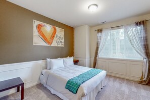 2 bedrooms, desk, iron/ironing board, WiFi - Light-filled corner townhome with deck, home office & convenient location (Redmond)