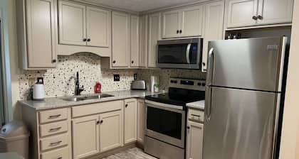 1st Floor 2/Bedroom 2/Full Bathroom, Wet-bar, Full Kitchen, 3 TVs & More