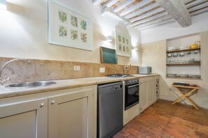 Een koelkast, een oven, een kookplaat, een vaatwasser