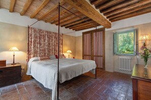 2 slaapkamers, een strijkplank/strijkijzer, reisbedje, gratis wifi