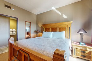 2 soverom, strykejern/-brett, internettilgang og sengetøy