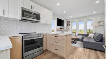 Een koelkast, een microgolfoven, een oven, een kookplaat