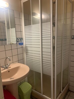 Dusche, Haartrockner, Handtücher, Seife