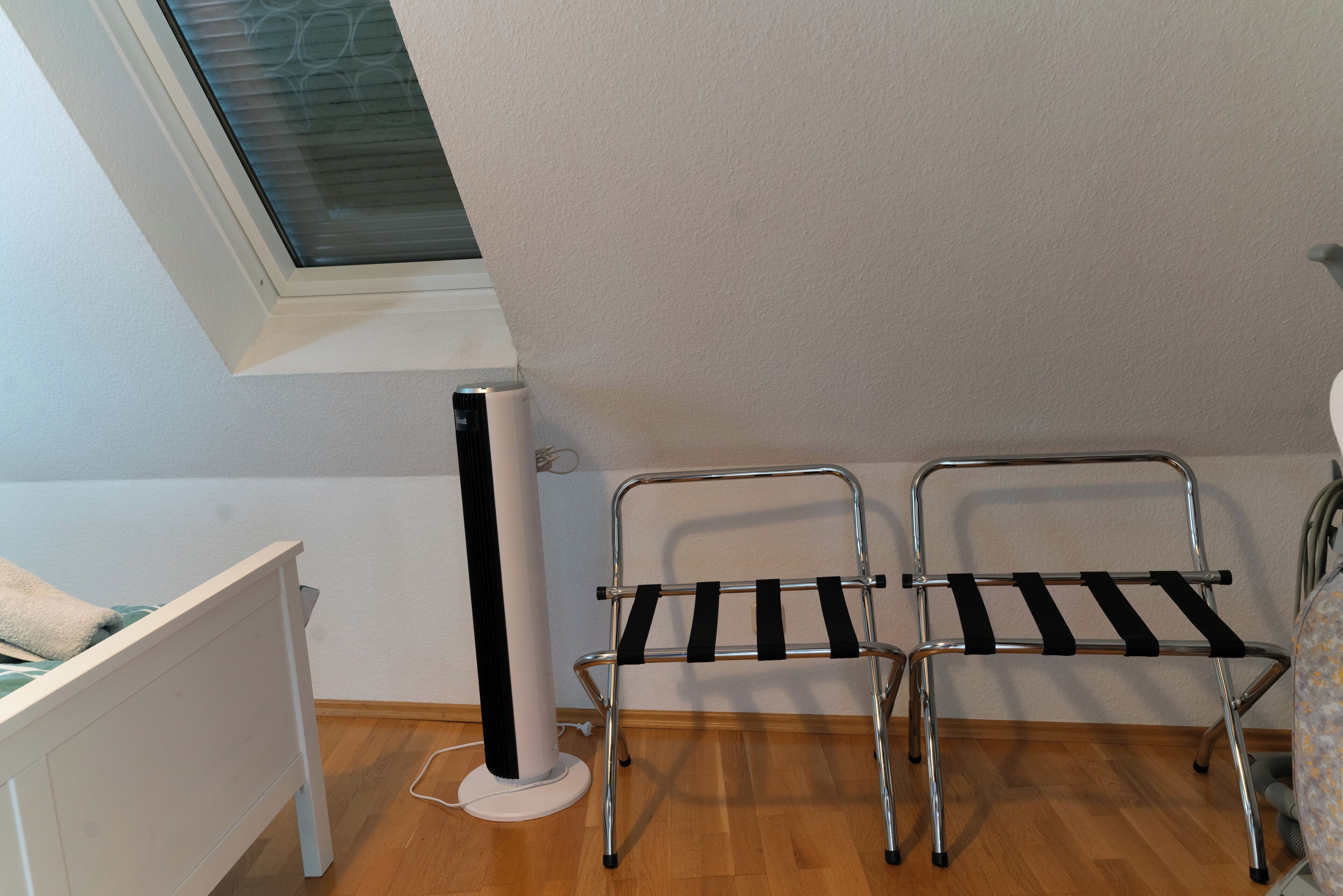 Ein Zimmer mit einem Bett, einem Heizkörper und einem Fenster.